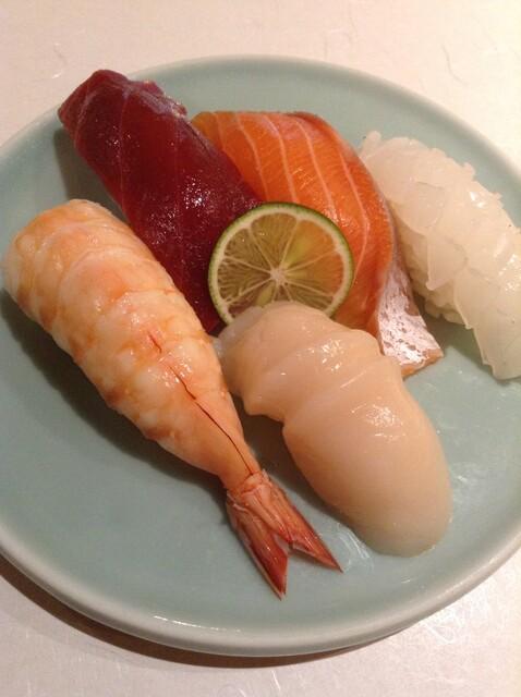 5貫Omakase壽司低至1000日圓,以此配搭而言,相信香港價錢折算都要接近2000日圓(圖:tabelog)