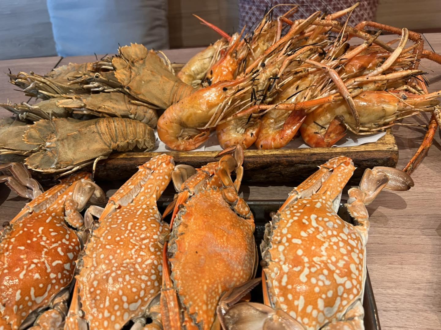 BURN WHALE Seafood Bar & Grill facebook