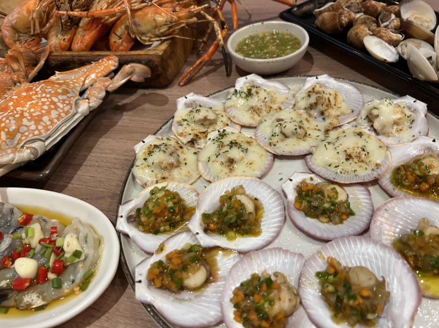 BURN WHALE Seafood Bar & Grill facebook