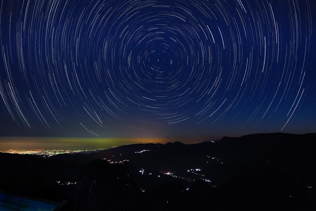 入黑後可以自費尋找螢光蟲,還可以免費觀星。