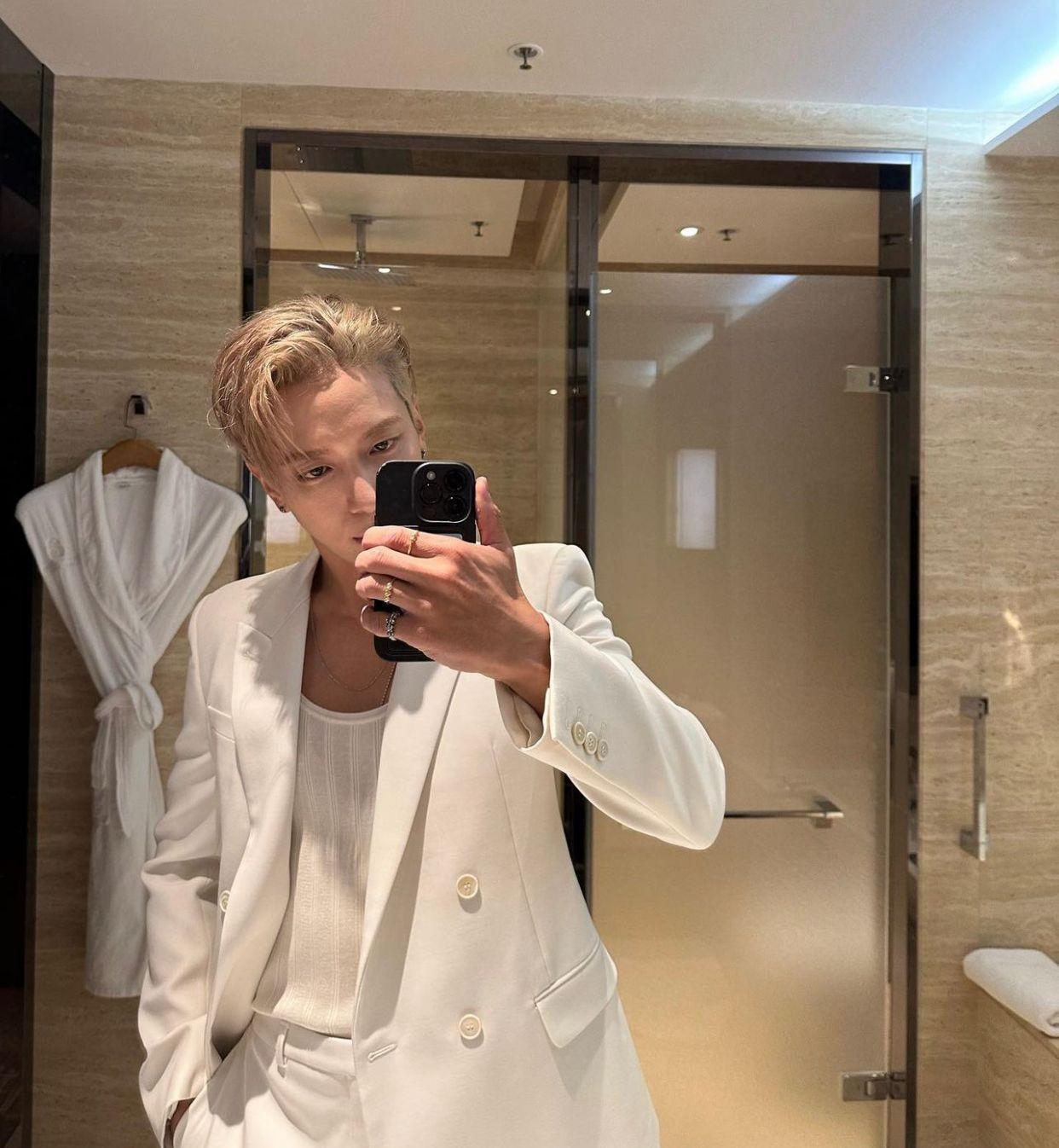 鄭容和以金毛靚仔髮型抵港。