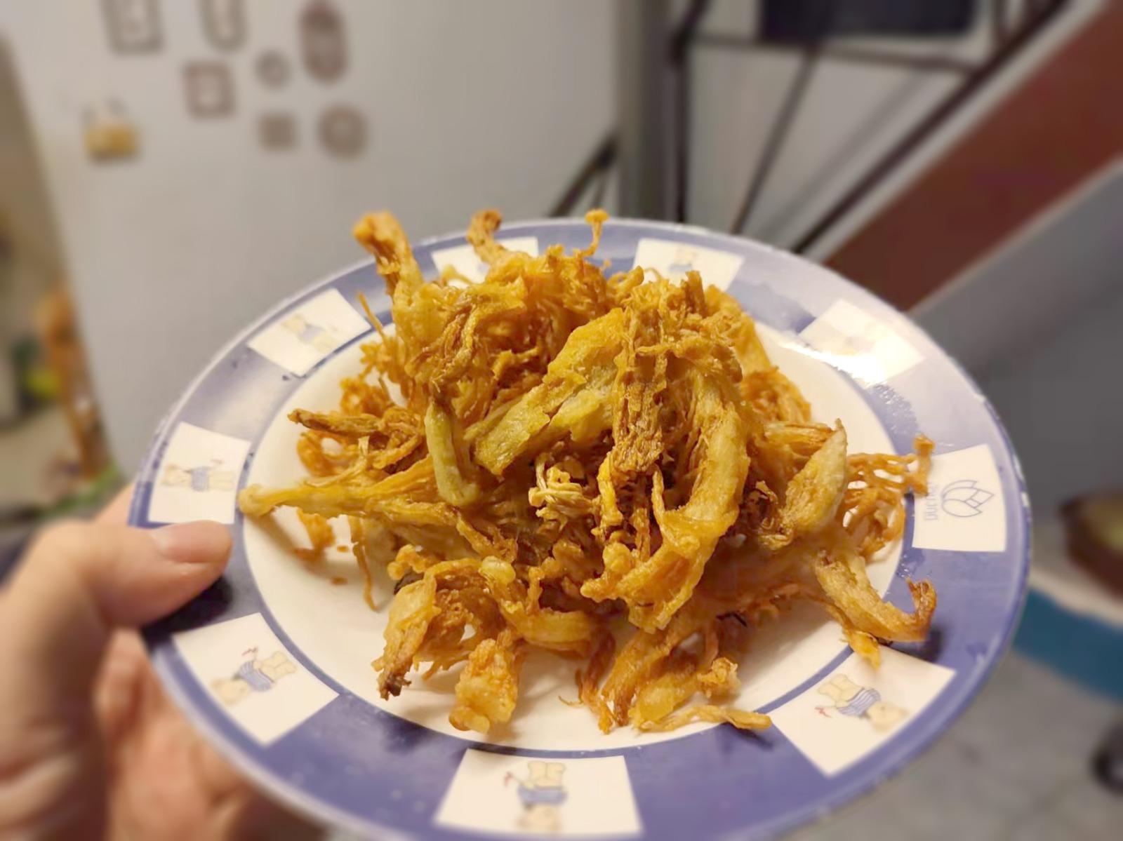 酥炸金針菇非常受男女老幼歡迎!