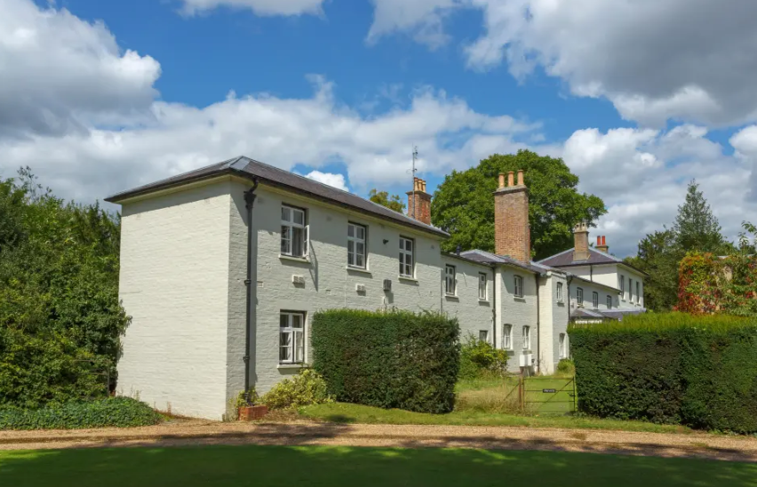 亨利及梅根本來的在英住所浮若閣摩爾宮,被查理斯收回。(資料圖片)