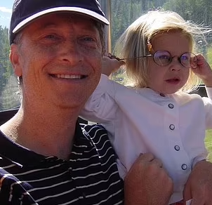 蓋茨與小時候的菲比。(互聯網)