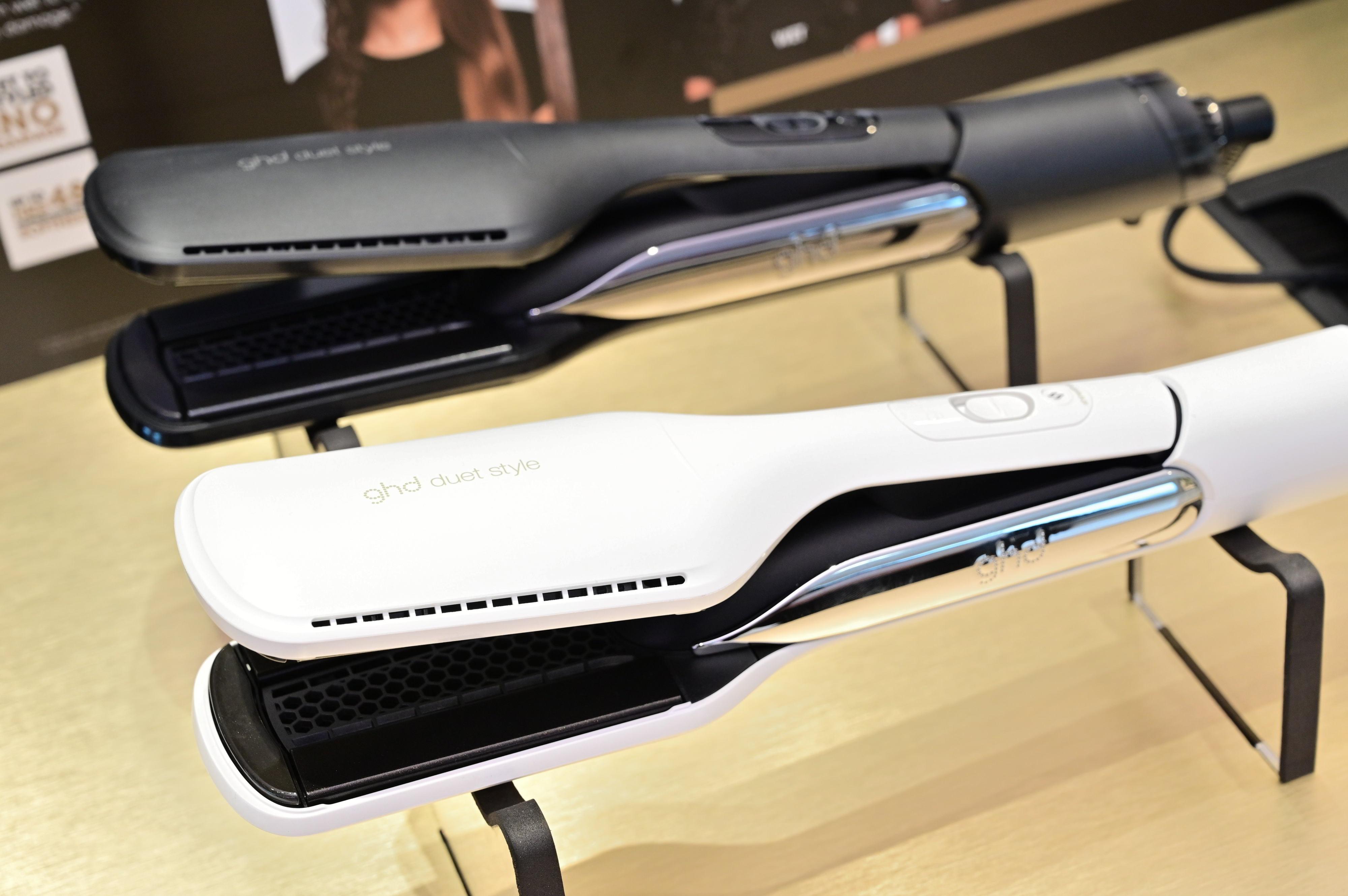 雙效熱風造型夾備有黑白兩色。