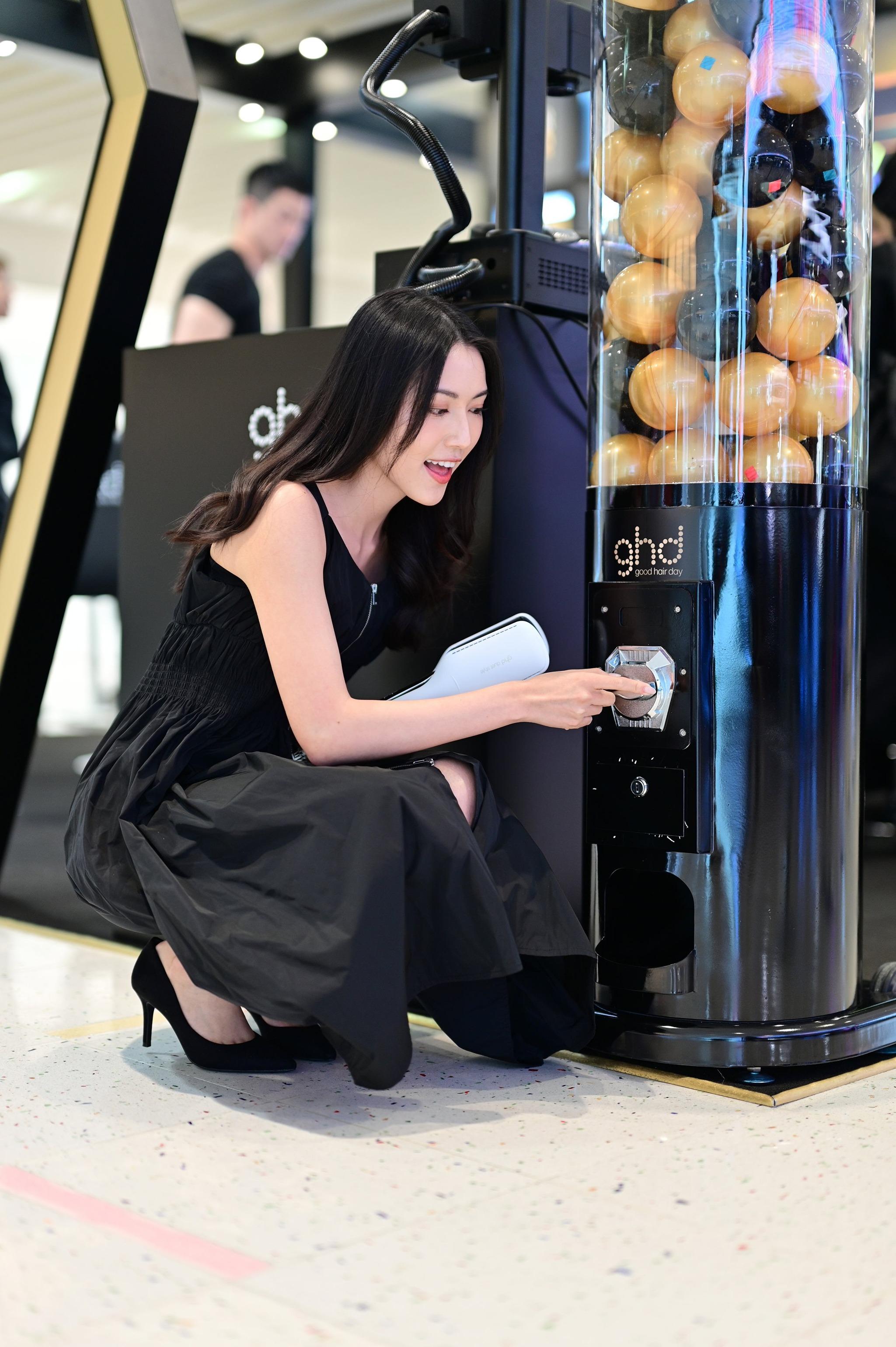 「限定體驗店」內設有巨型扭蛋機,完成頭髮造型服務後,可即時參與扭蛋抽獎活動,嬴得購物禮券或限定禮品。