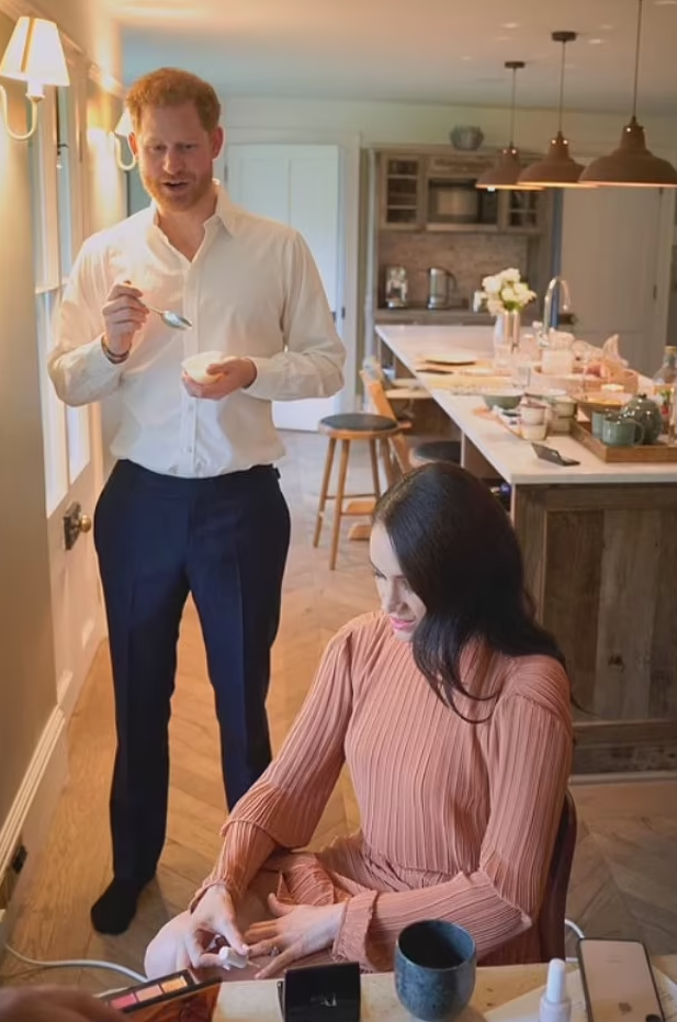 Netflix紀錄片中其中一幕可見亨利夫婦身處浮若閣摩爾宮內。(互聯網)