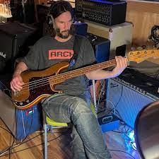 奇洛曾組樂隊,現時也是樂隊結他手。