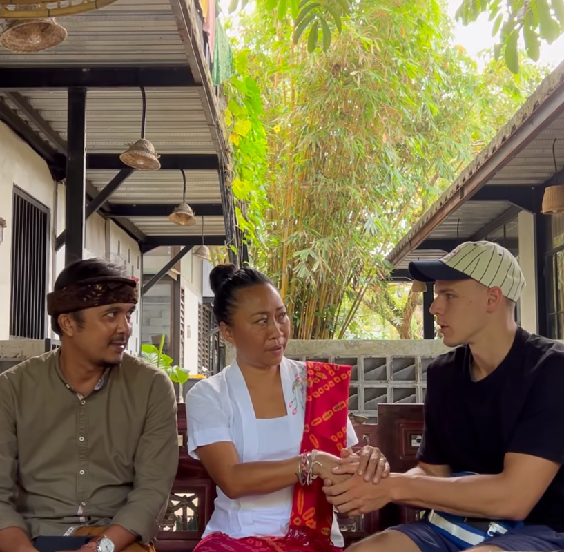 尤里亦跟當地部族人士見面致歉。(互聯網)