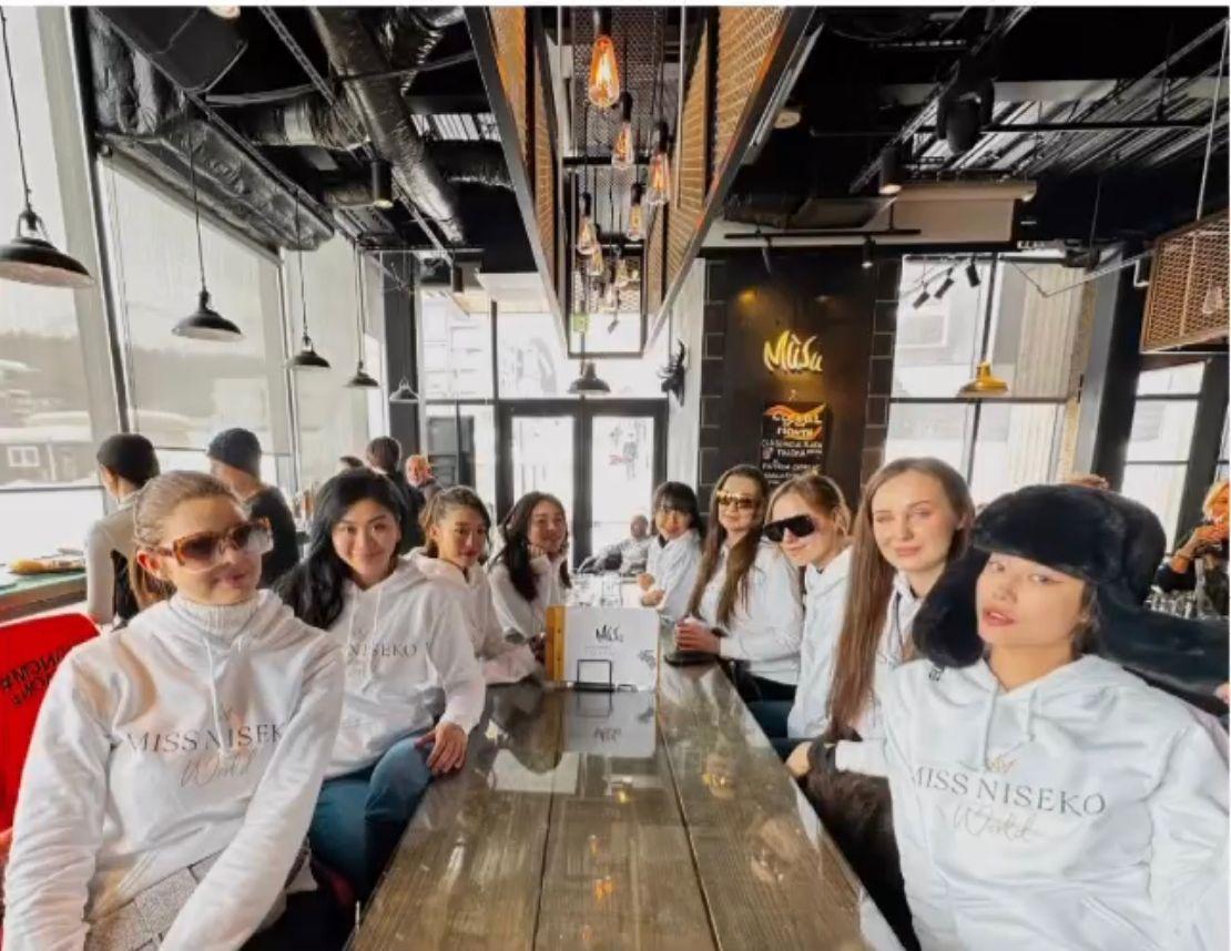 Jenn劉悅(右)跟來自世界各地的美女角逐Miss Niseko World后座。