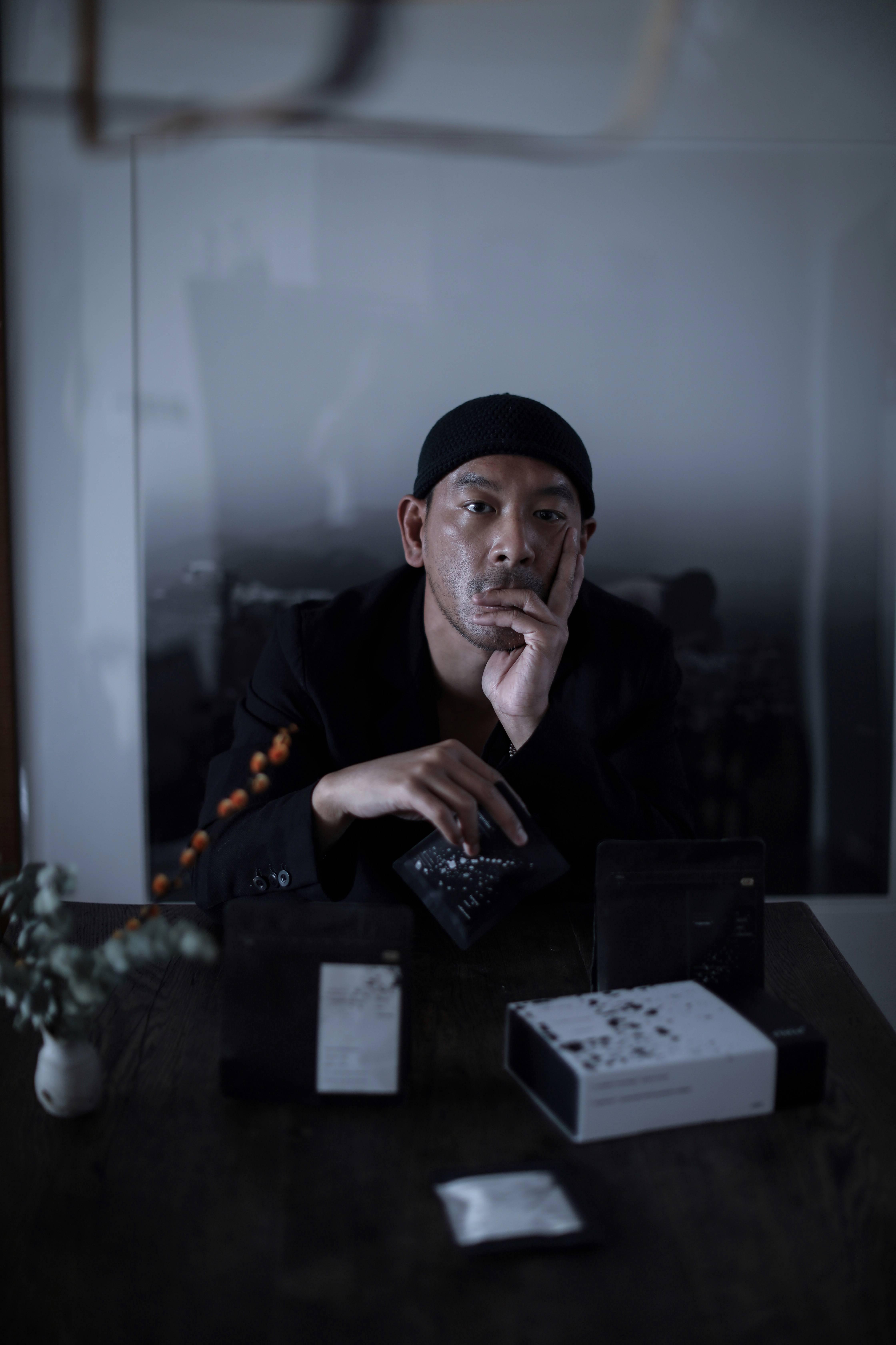 麥浚龍(Juno)個人品牌 kamonuj與本地咖啡品牌stain+首度合作,跨領域推出Juno專屬日與夜咖啡。