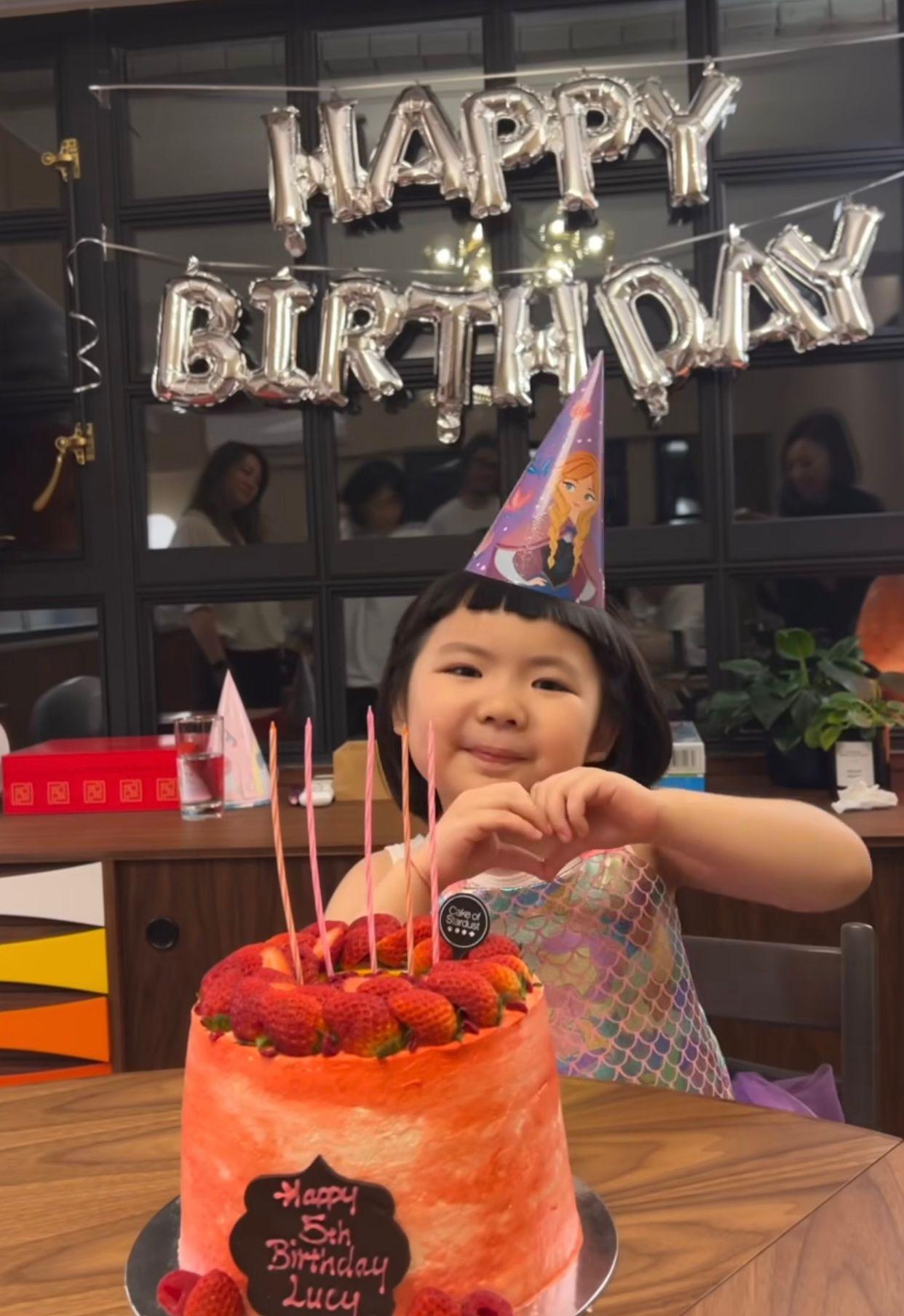 Lucy擺「港女十式」慶祝5歲生日。
