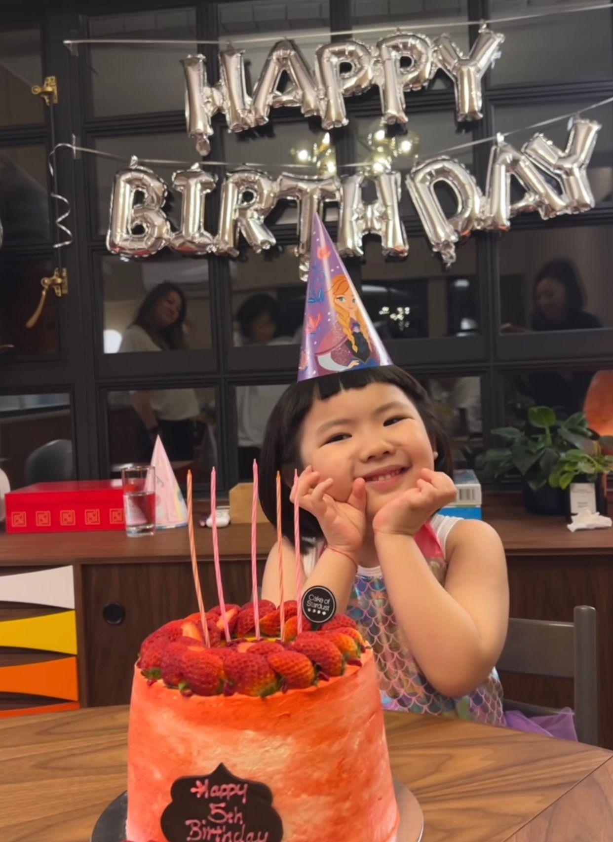 Lucy擺「港女十式」慶祝5歲生日。