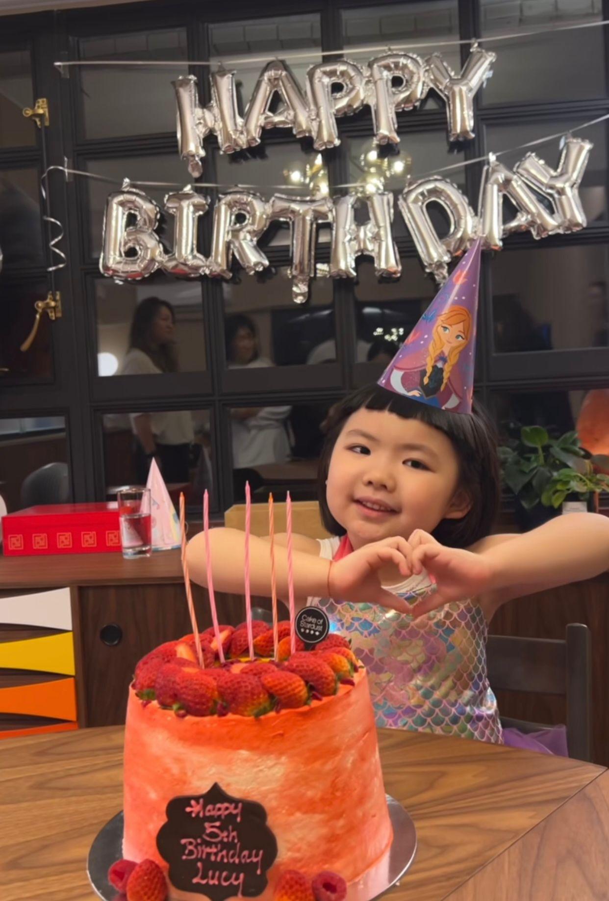 Lucy擺「港女十式」慶祝5歲生日。