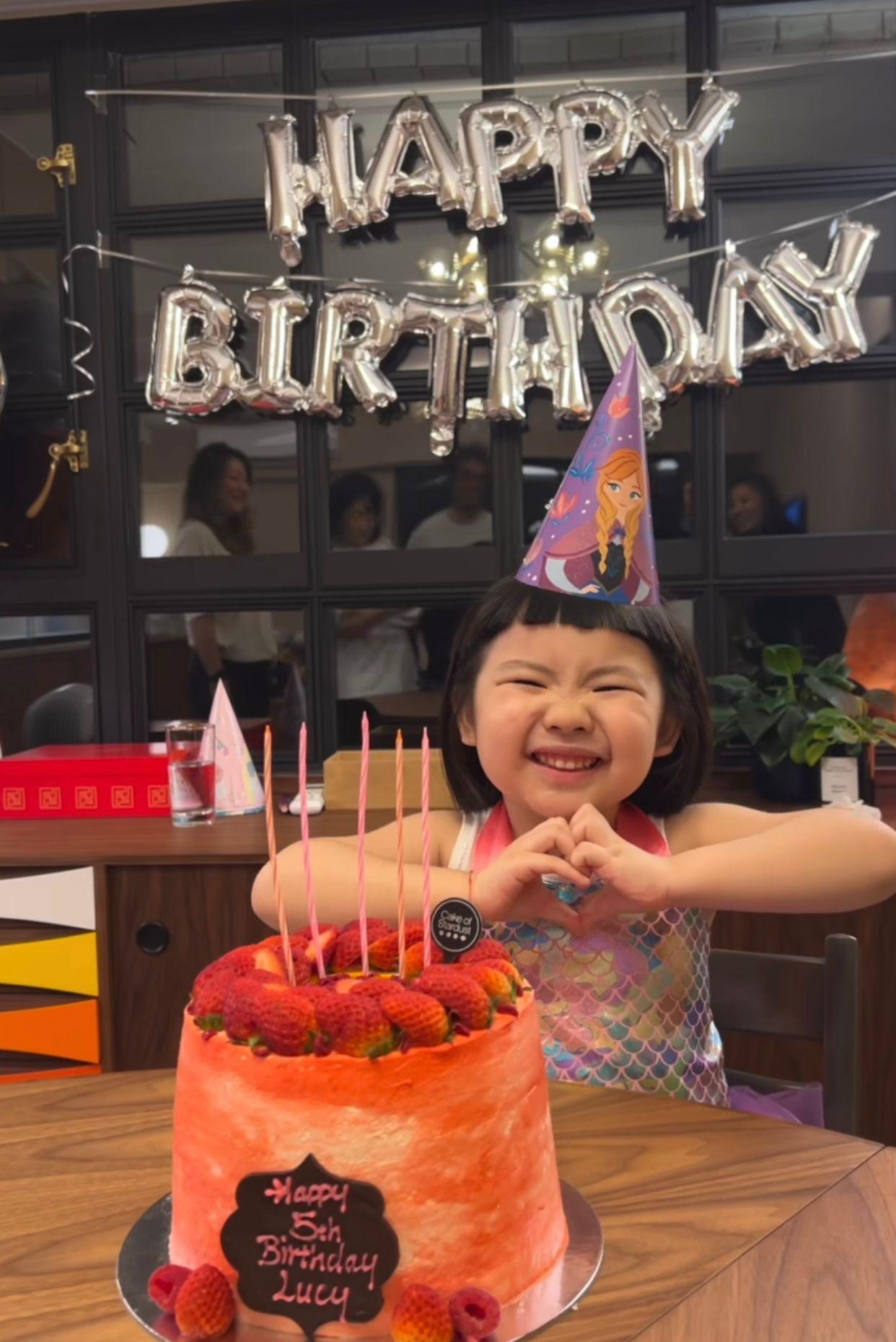 Lucy擺「港女十式」慶祝5歲生日。