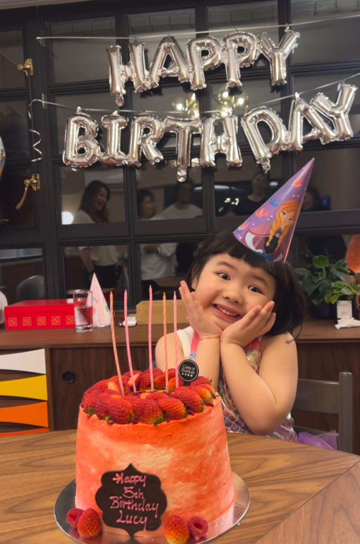 Lucy擺「港女十式」慶祝5歲生日。