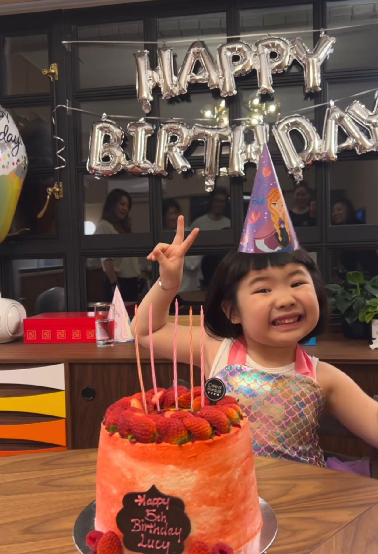 Lucy擺「港女十式」慶祝5歲生日。
