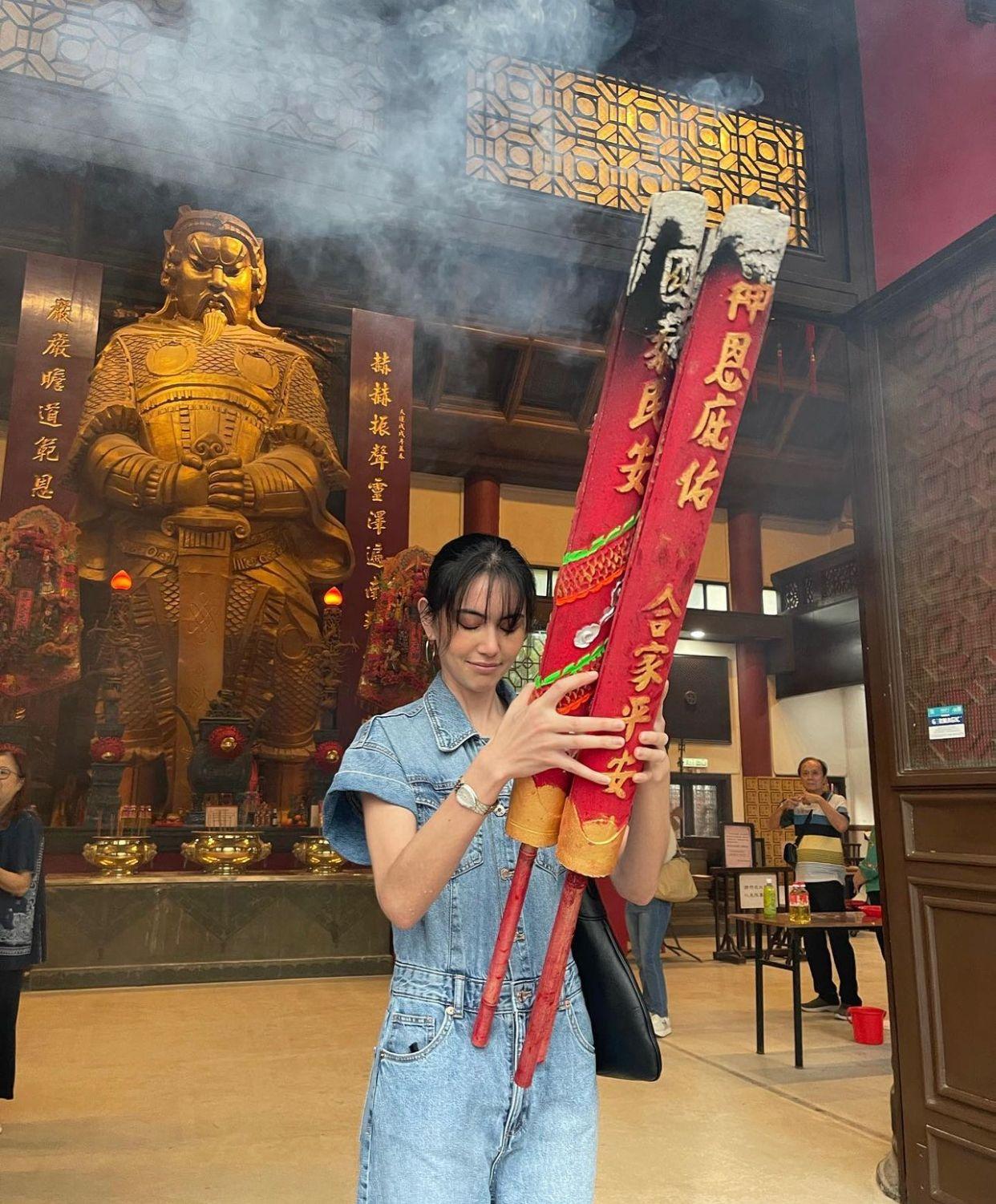 女神入鄉隨俗到車公廟拜神祈福。