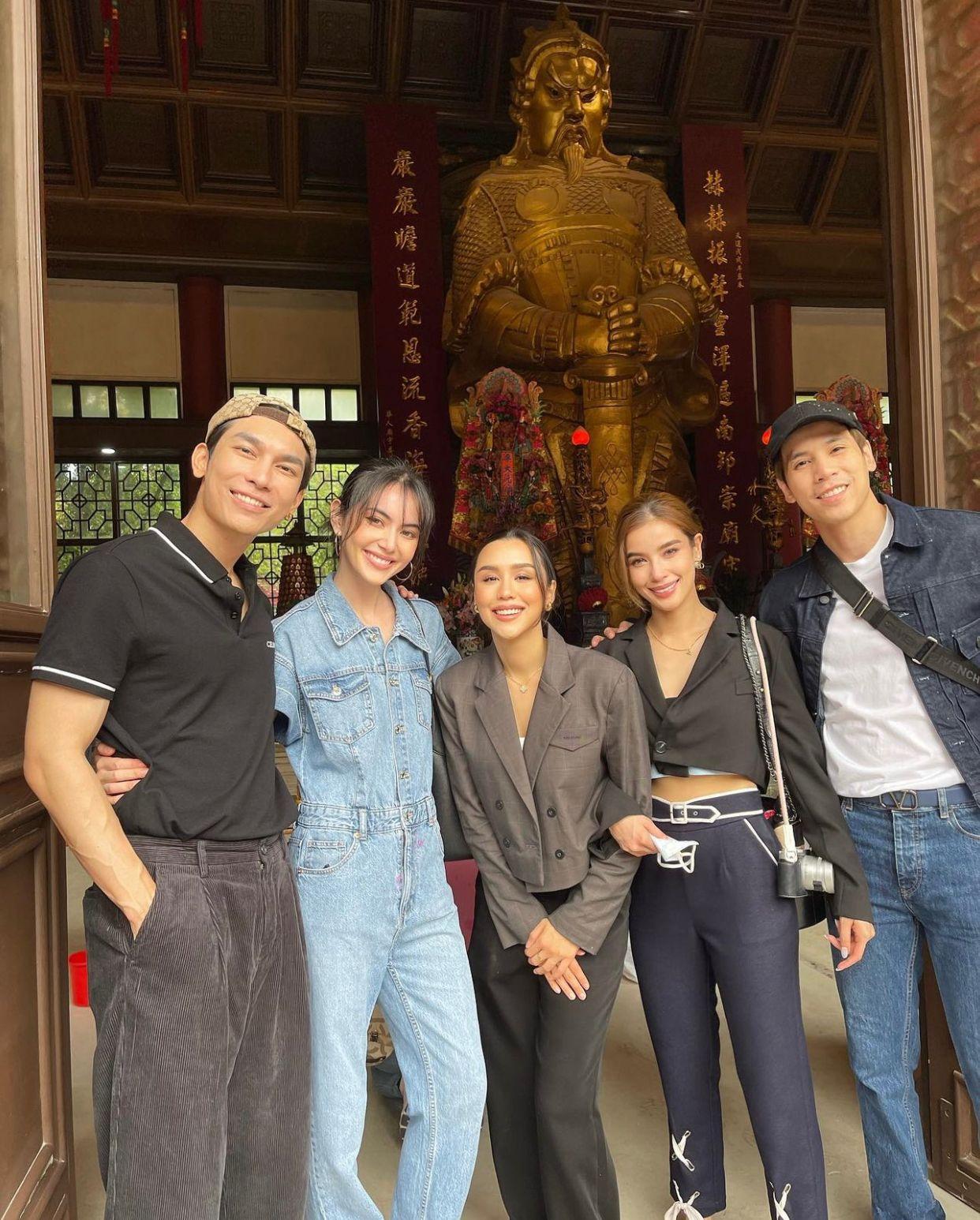 Davika此行除了男主角Mew外,同劇拍檔Jes及Lily亦有同行。