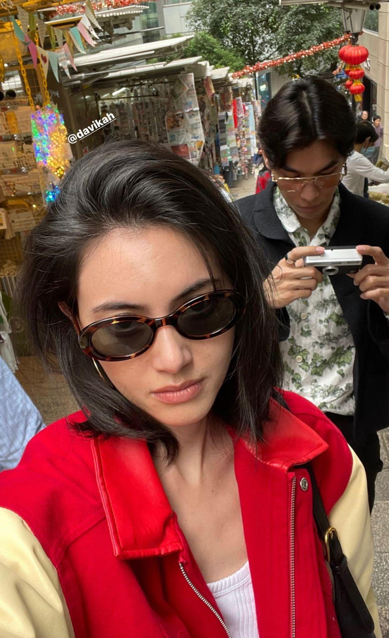 Davika日前現身中環鬧市,與拍檔們不停拍照留念。