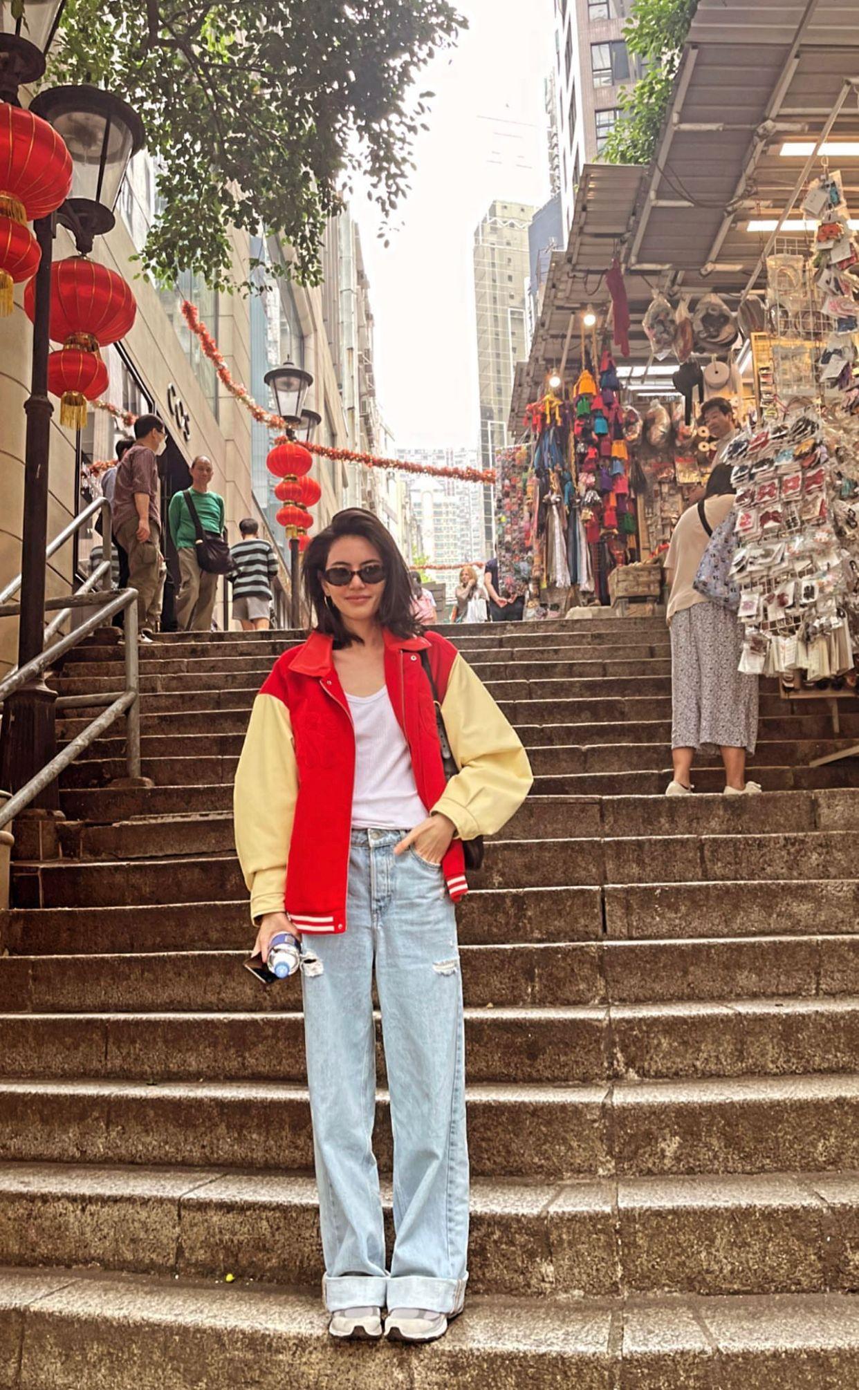 Davika日前現身中環鬧市,與拍檔們不停拍照留念。