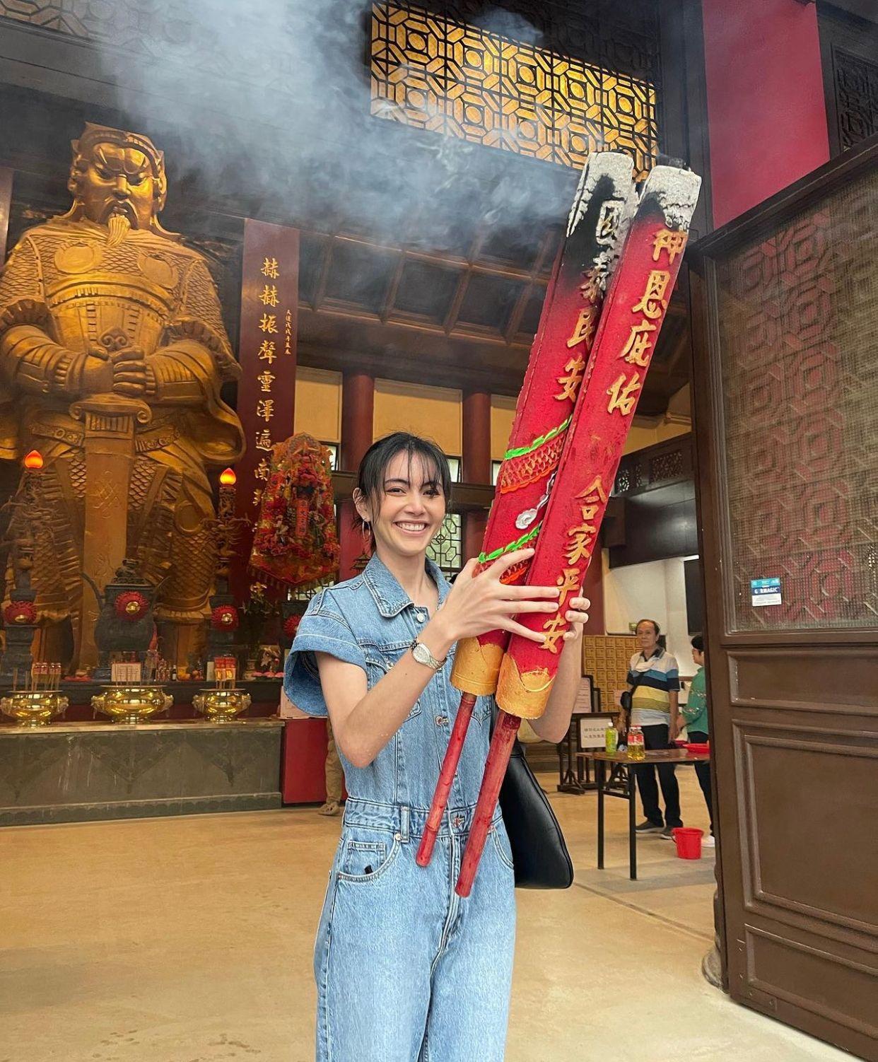 女神入鄉隨俗到車公廟拜神祈福。