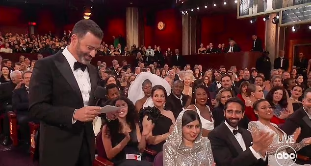 馬拉拉答完問題時獲全場鼓掌。(互聯網)