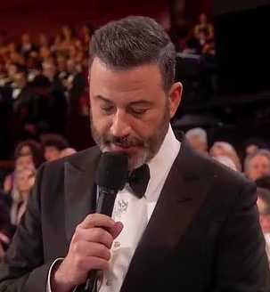 司儀基梅爾一本正經地向馬拉拉發問。(互聯網)