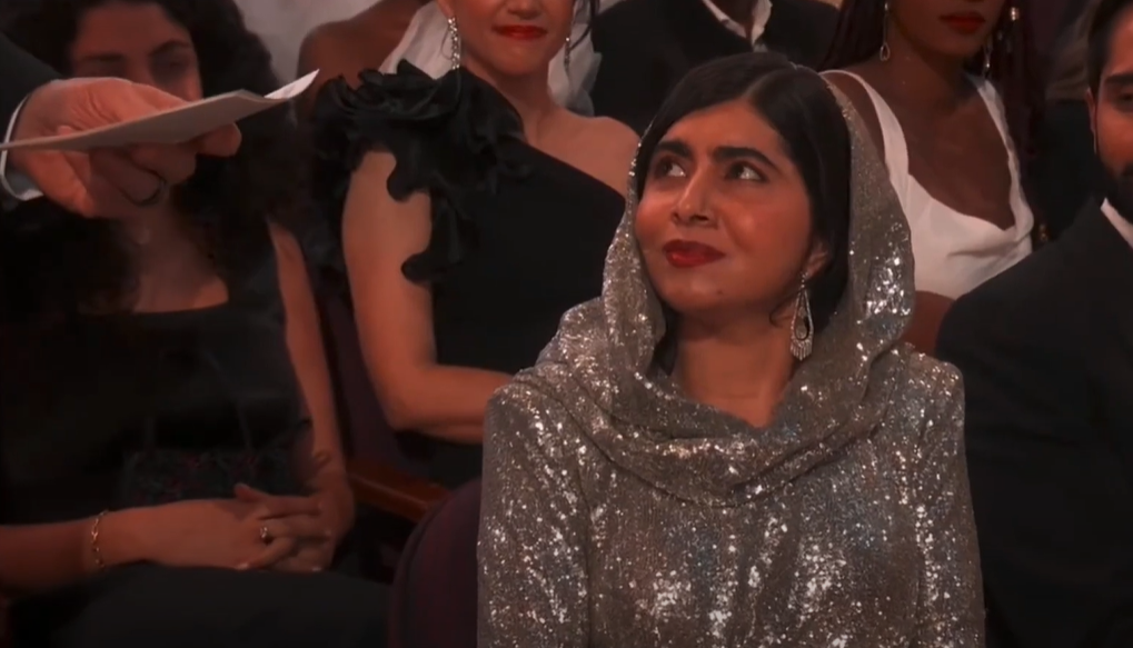 馬拉拉一臉專注聆聽司儀提問。(互聯網)