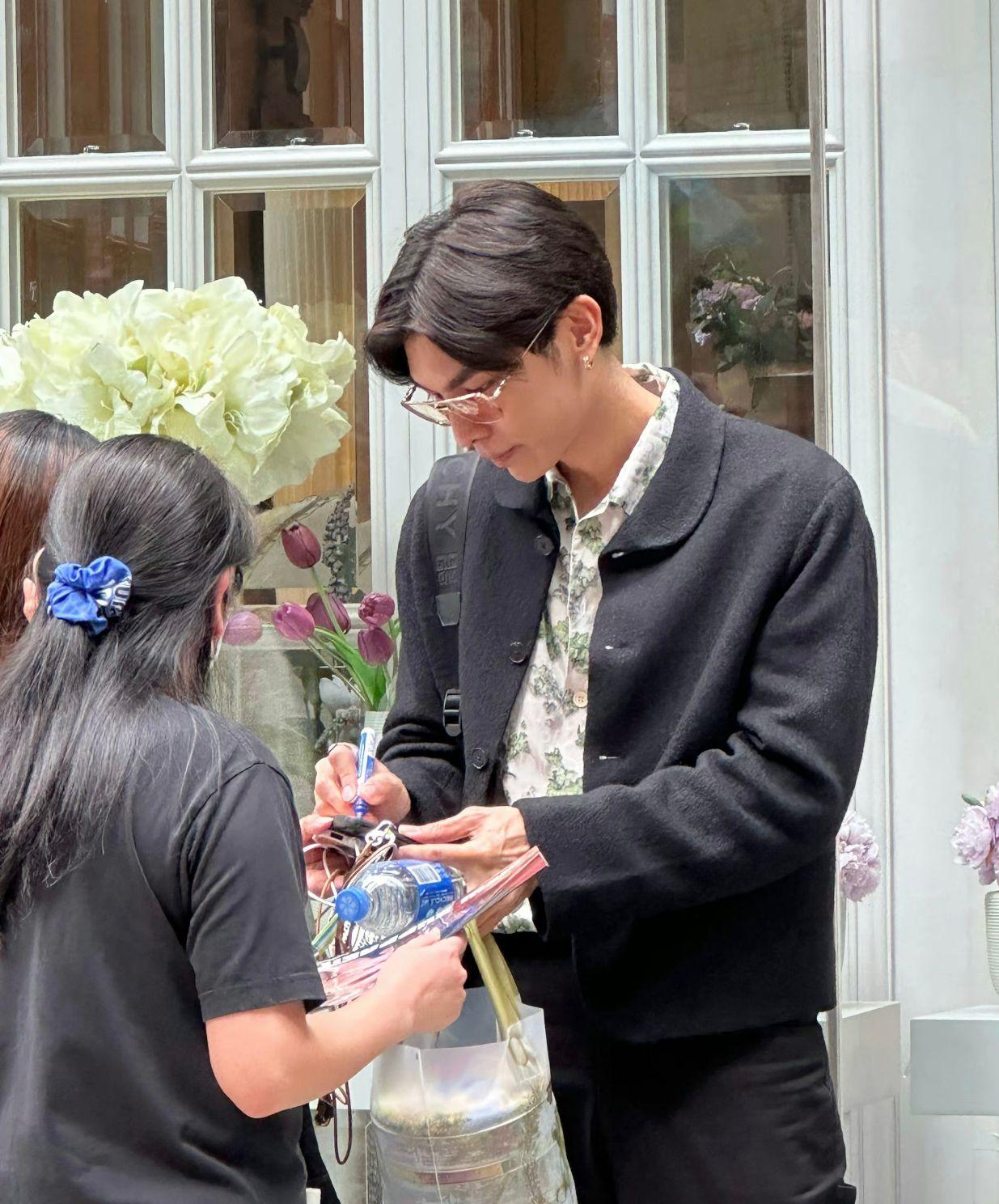 Mew所到之處都有粉絲索簽名及集郵。