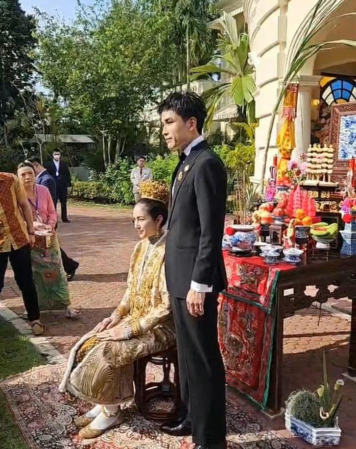 36歲的Poyd出嫁,行頭十足。