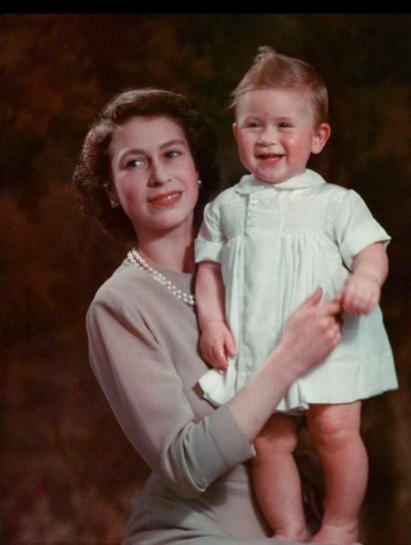 英國王室官方社交平台,發布查理斯小時候與母親的合照。(互聯網)