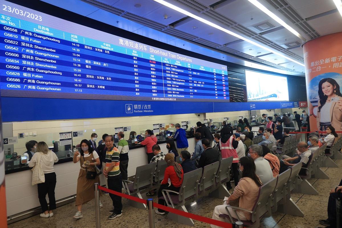 大批市民在高鐵長途車票開售首日,到高鐵西九龍站排隊購票。(中通社)