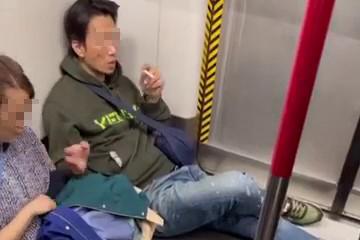 網上流傳一名男子在港鐵車廂吸煙。(Instagram帳戶「mtrsleepers」)