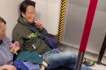 網上流傳一名男子在港鐵車廂吸煙。(Instagram帳戶「mtrsleepers」)