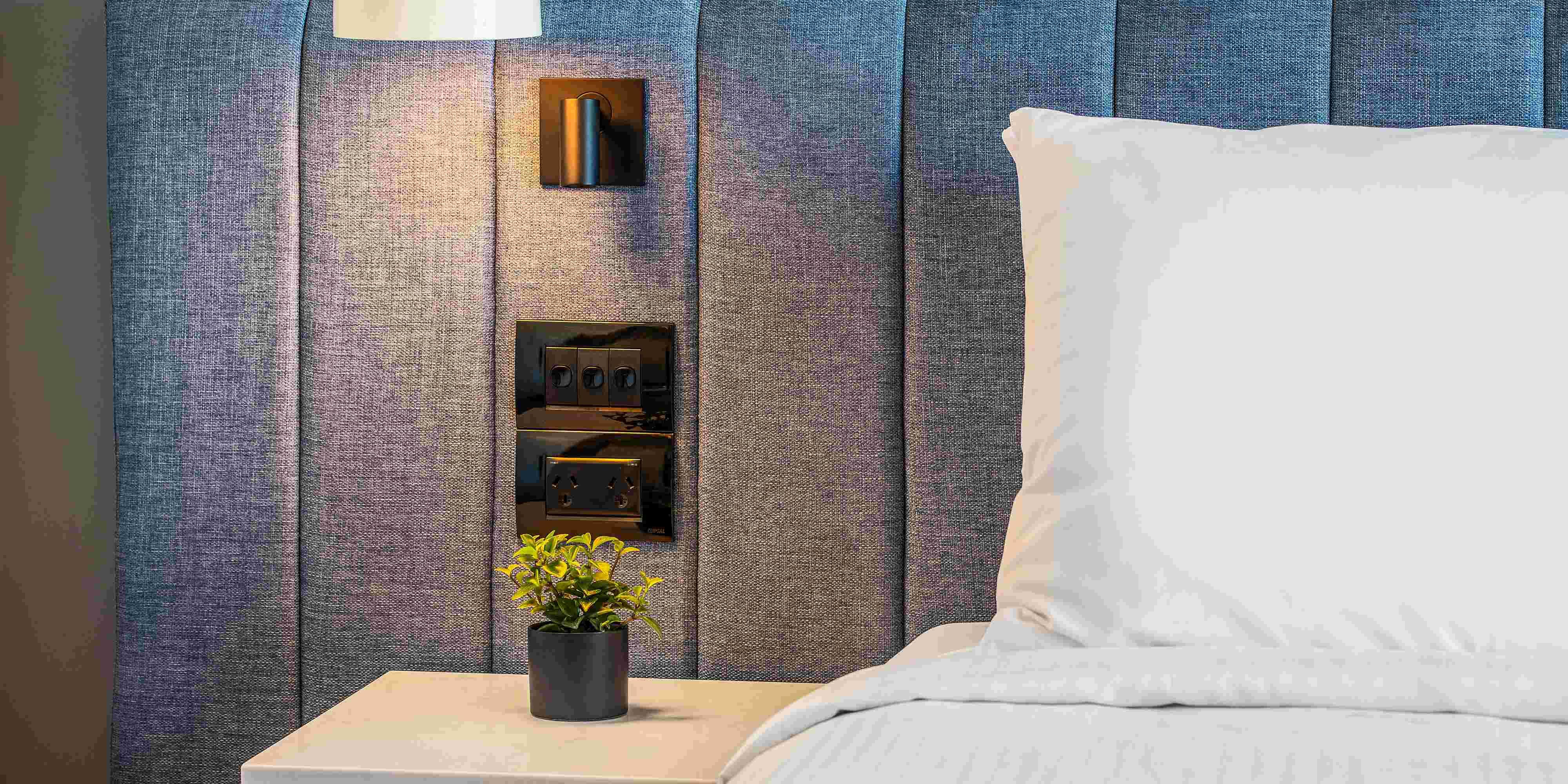 床頭設有USB及插頭位。(圖片來源: voco Melbourne)