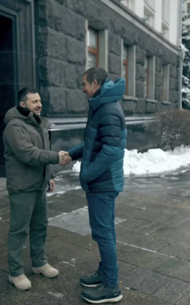 格里爾斯去年赴烏克蘭拍紀錄片,期間與澤連斯基見面。(互聯網)