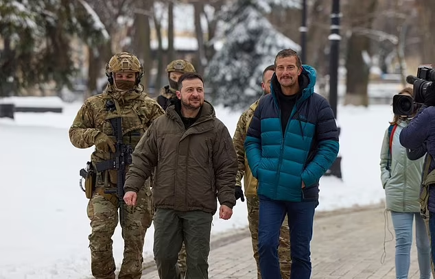 格里爾斯(右)去年赴烏克蘭拍紀錄片,期間與澤連斯基見面。(互聯網)