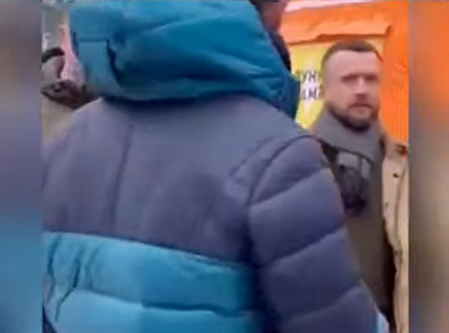 保鑣看見主持人突然拿出朱古力時,目露凶光。(互聯網)