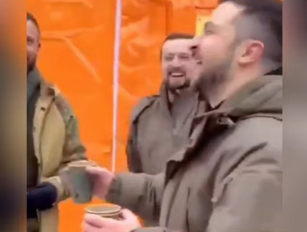 眾人看完主持人「試毒後」大笑。(互聯網)