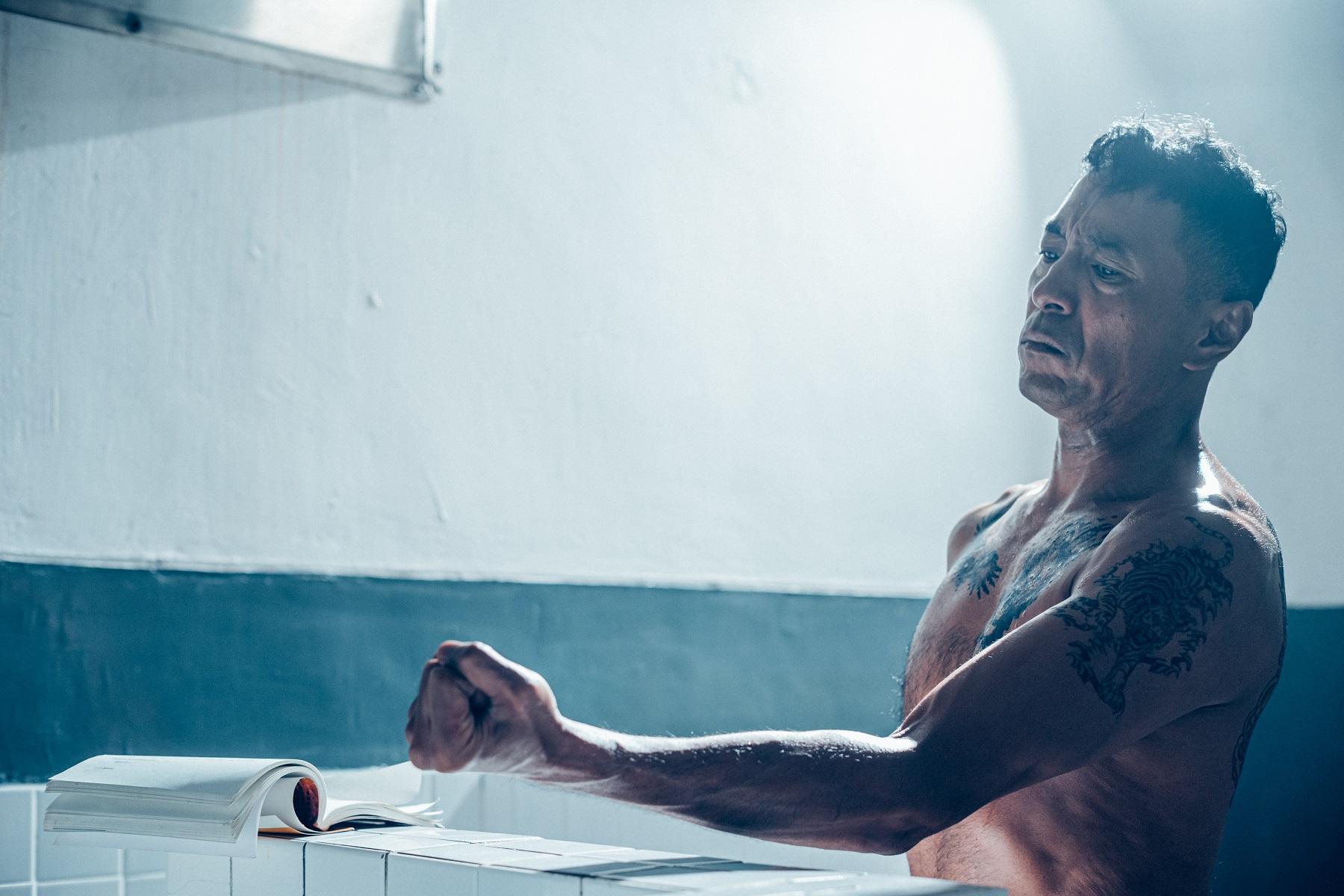 姜皓文在劇集《極度俏郎君》演一疤,氣場強大,連肥仔亦被嚇親。(劇照)