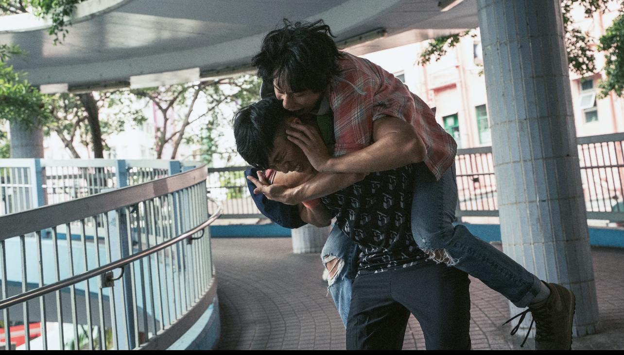 劉俊謙與浩然在《失衡凶間之罪與殺》埋身肉搏,狂咬對方耳仔。