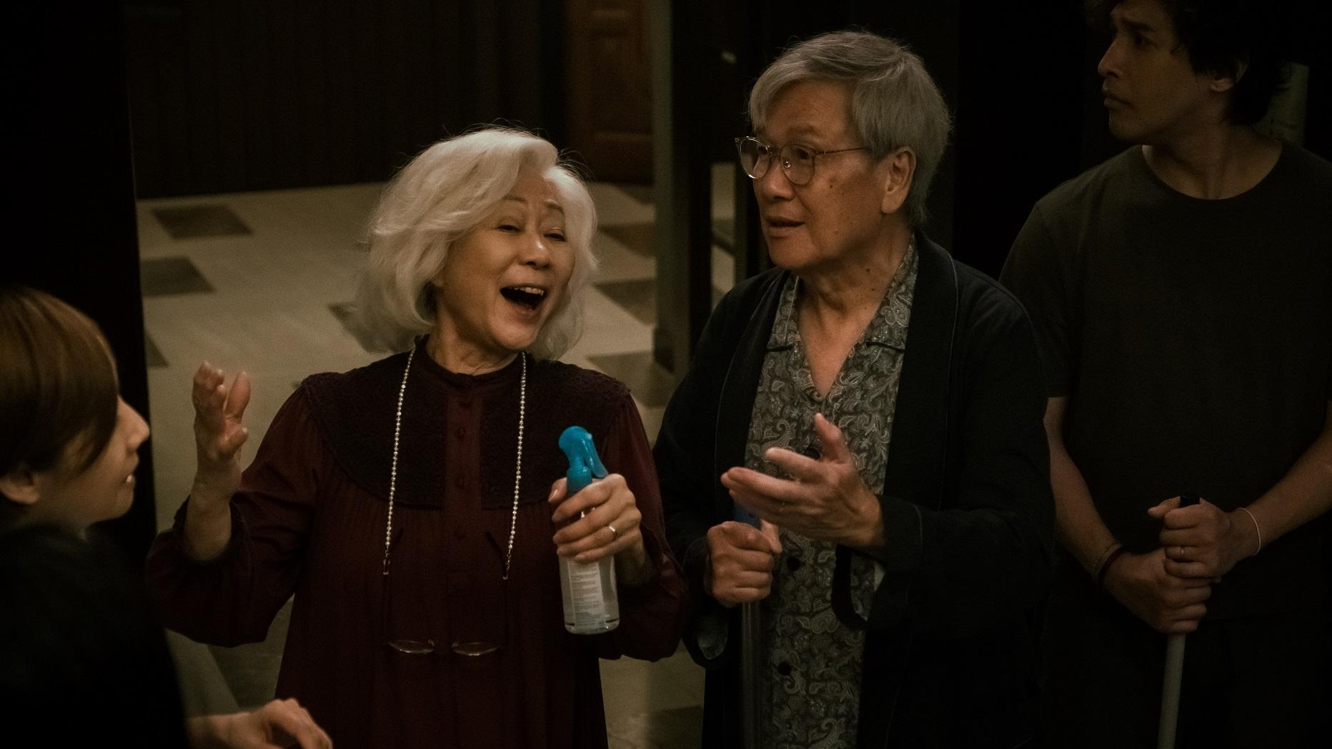 毛姐和阿卵形容劉江和黃文慧是戲裡的活寶貝。(《死屍死時四十四》劇照)