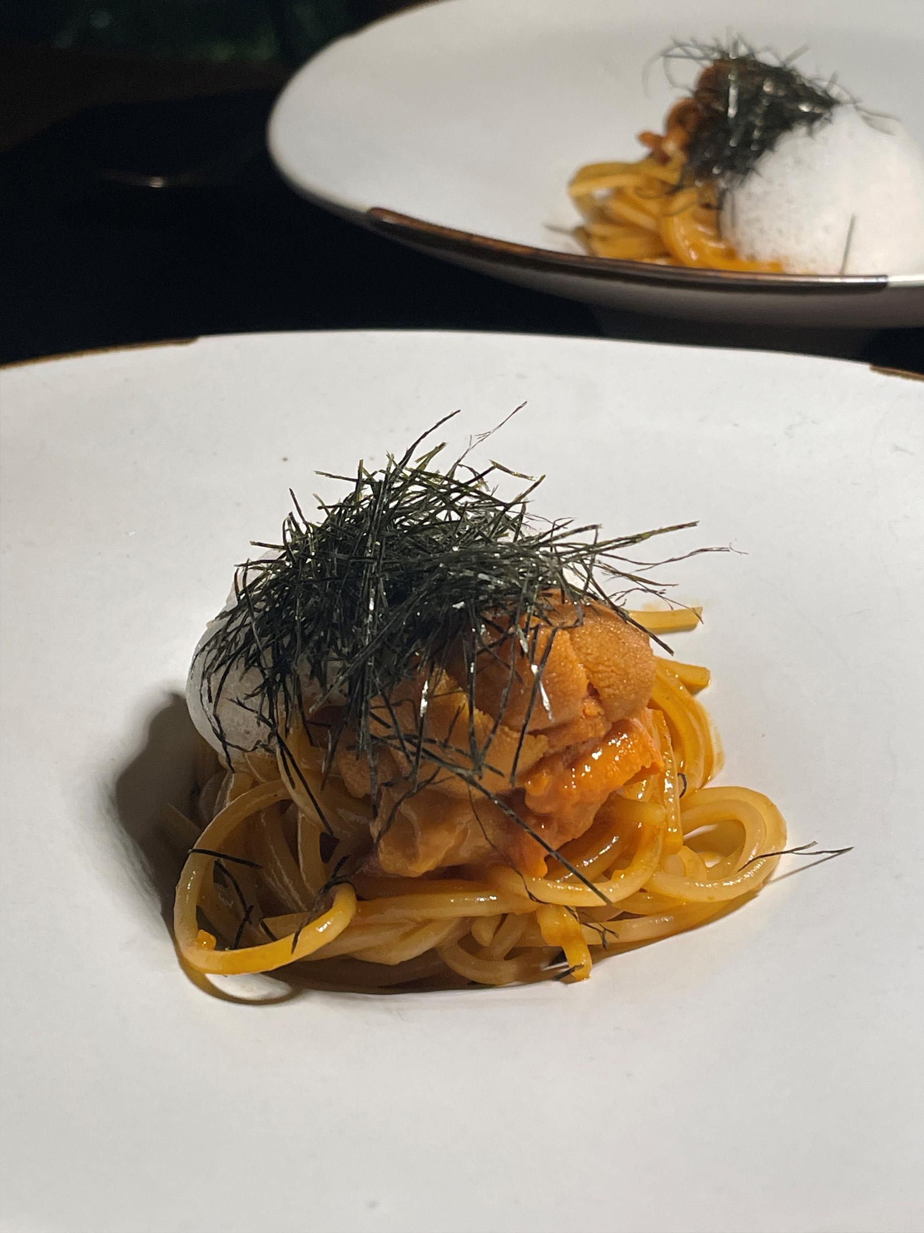 北海道海膽意粉,以各種貝殼類、龍蝦和魚肉等海鮮長時間熬製而成的高湯煮成意粉,加上北海道馬糞海膽,鮮味層次豐富。