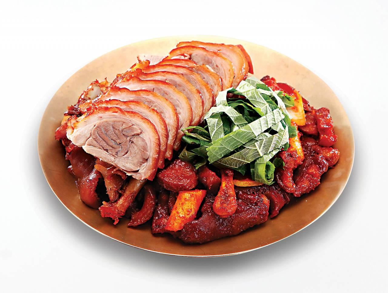 半半豬腳 (原味豬腳+芝麻葉辣豬腳 )