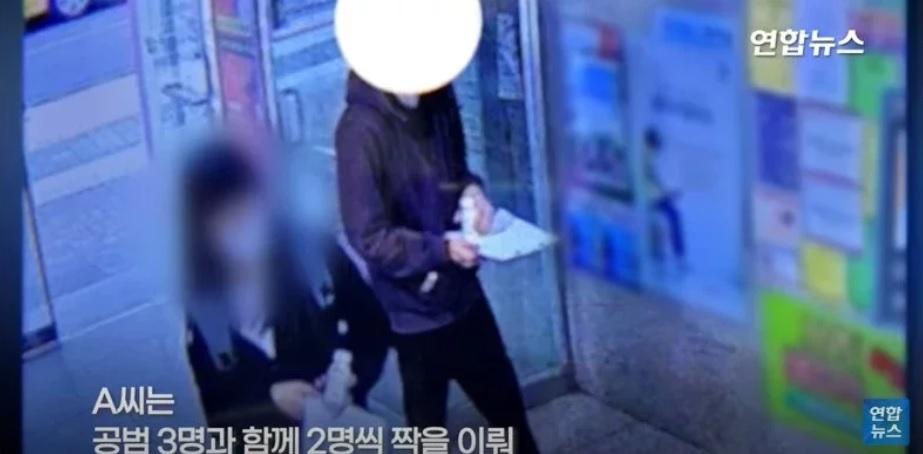 首爾江南區警方提供閉路電視片段顯示,疑犯將含有毒品的飲料給學生試喝。(互聯網)