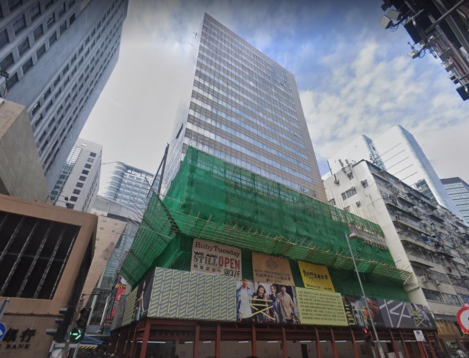 GU承租的旺角複式巨舖位於友誠商業中心1及2樓,位置在港鐵旺角E2出口旁,物業由「麻雀館大王」石鑑輝家族持有,近月一直進行翻新工程。(網上截圖)