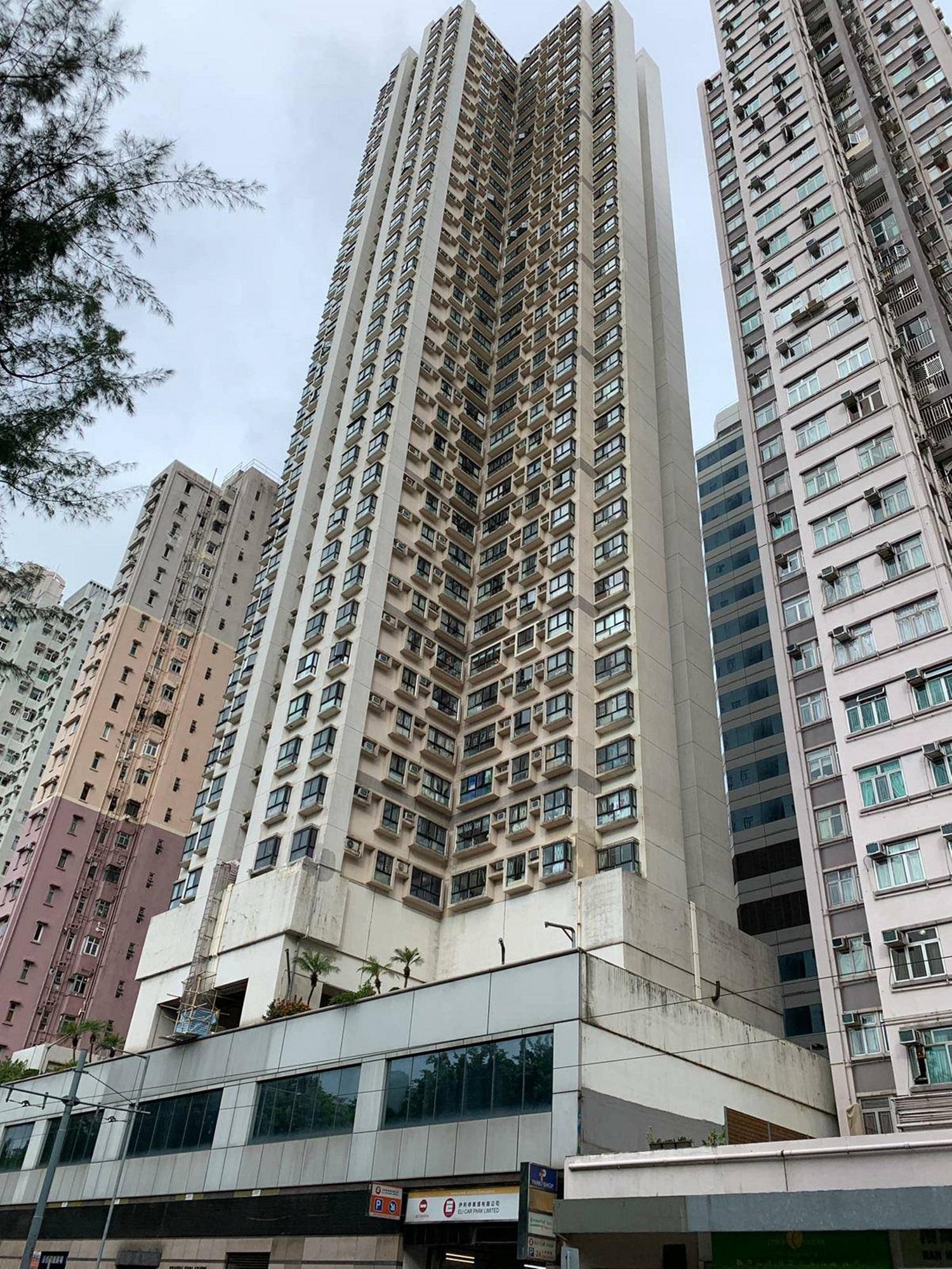 堅城中心為樓齡28年的單幢物業,步行往港鐵香港大學站只需約5分鐘。