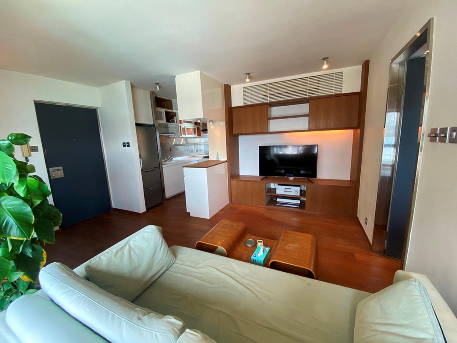 單位有不少新淨實用儲物櫃,收納空間足夠。