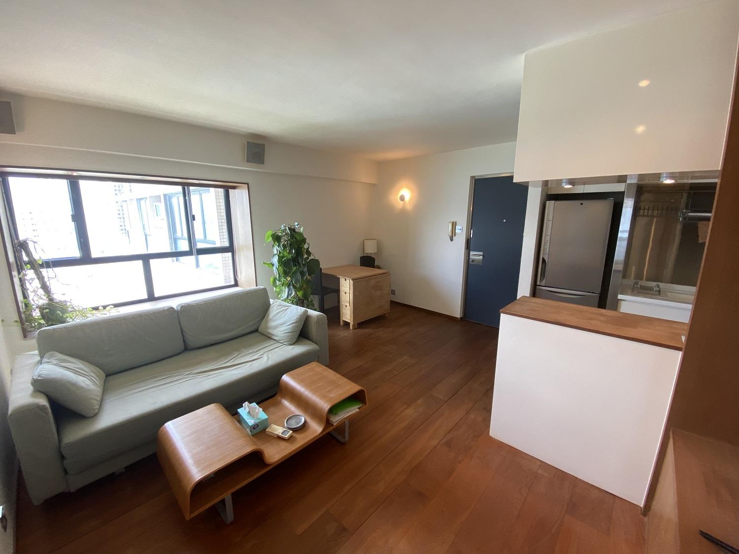 L型大廳間隔寬敞,廚房以開放式設計,大為增加空間感。